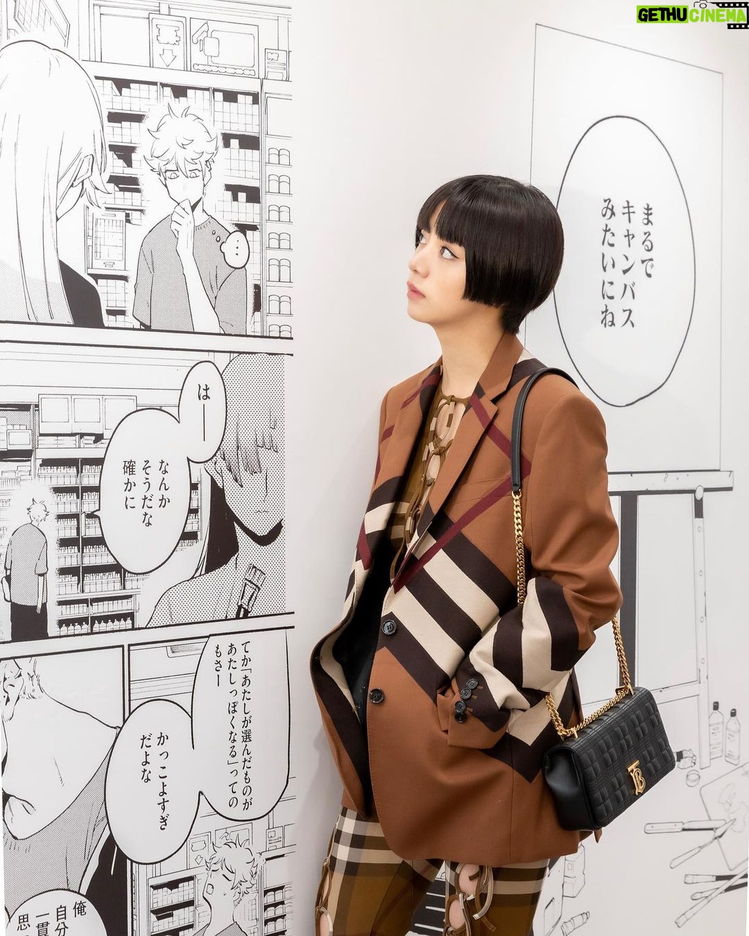 Elaiza Ikeda Instagram - バーバリー×ブルーピリオド バーバリー表参道にて、 アイコニックバッグ、ローラバッグからインスパイアされて誕生したローラというキャラクターが入り口の先でどんとお出迎え。 全ての壁が描き下ろしの漫画でいっぱいになったフロアでは、魅力的なキャラクターの言葉たちを浴びるように見ることができてとても素敵でした🤍 是非体験しにきてね🎨 #バーバリーxブルーピリオド #BurberryxBluePeriod @burberry