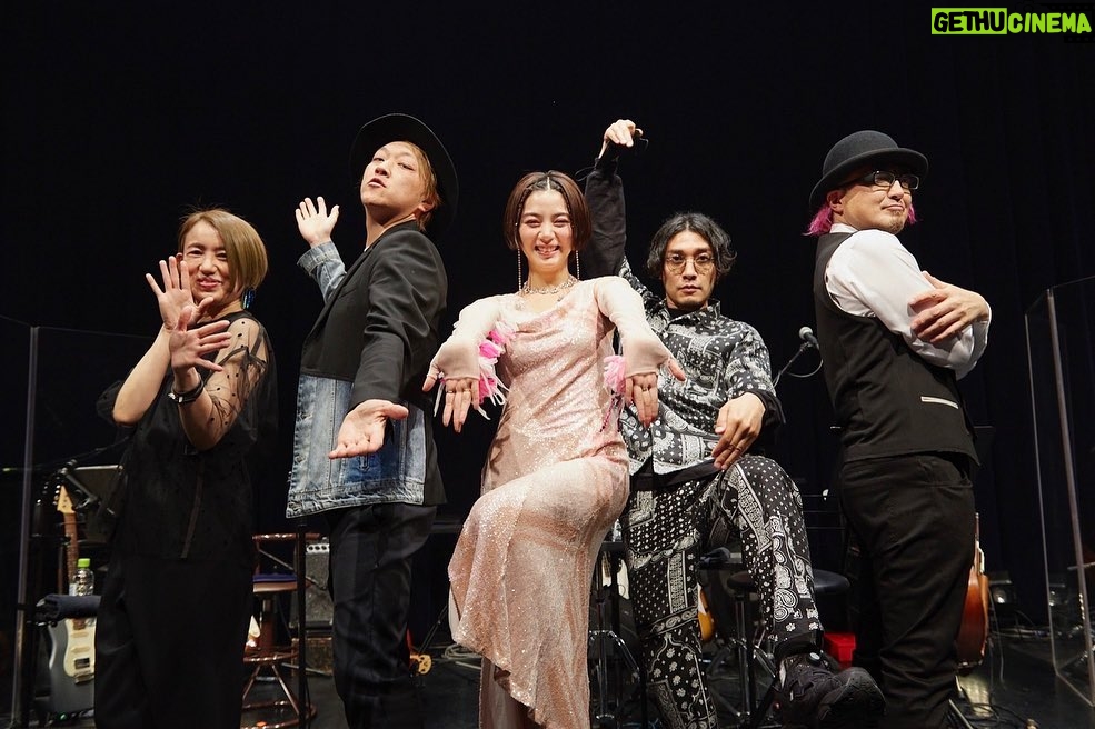 Elaiza Ikeda Instagram - 6月22日 Zepp Divercity 追加公演決定! 失楽園 DELUXE version 発売を記念してZeppダイバーシティで再び皆様にお会いできることになりました! すべては皆様の温かい応援のおかげです。 失楽園 DELUXE versionは昨年のEXシアターでの様子のブルーレイやビルボードツアーの裏側など…盛りだくさんなCDになっているそうな…🦄💜 ずっとカメラ回ってたもん、裏側。笑 チケットは本日より発売開始です!FCのNEWS欄からチェックしてください👽🙏 そしてビルボードツアー、無事完走しました! 本当に楽しかった〜〜〜 愛溢れるライブができて幸せでした。 みんな本当にありがとう!
