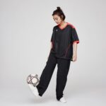 Elaiza Ikeda Instagram - ELAIZA ×LCS 予約はルコックの公式サイトから🫶 @lecoqsportif_japan これはまだサンプルの時に撮ったもので実際には左側にもワッペンが付いています🫶 メンズレディースどちらも対応しているので、是非チェックしてみてね⚽️