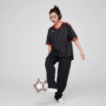 Elaiza Ikeda Instagram - ELAIZA ×LCS 予約はルコックの公式サイトから🫶 @lecoqsportif_japan これはまだサンプルの時に撮ったもので実際には左側にもワッペンが付いています🫶 メンズレディースどちらも対応しているので、是非チェックしてみてね⚽️
