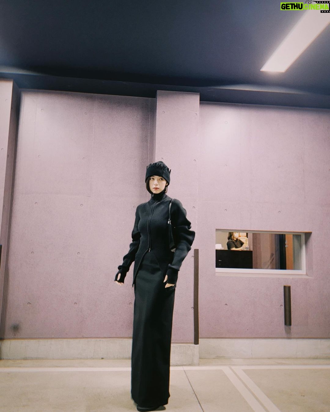 Elaiza Ikeda Instagram - お久しぶりの私服。 朝早くなくて猫の毛をコロコロする余裕があるときだけ着れる黒い服🐈