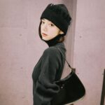 Elaiza Ikeda Instagram - お久しぶりの私服。 朝早くなくて猫の毛をコロコロする余裕があるときだけ着れる黒い服🐈