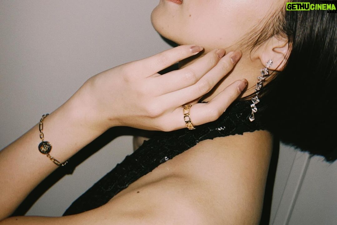 Elaiza Ikeda Instagram - 今日はTTFF2023授賞式でした。 縦型という制約の中で生まれる新たな閃き、TikTokの偶発性を生かしたつかみ、烏滸がましく感じながらも、さまざまな視点で審査させていただくなかで沢山の刺激を受けました。 豊かさで満ち溢れていました。 グランプリを受賞された作品への想いや、縦型映画への正直な心境などは舞台上でもたくさんお話ししたので、ぜひ記事などをチェックしてみてください🌿 後、しれっとぱっつんに戻りました。 Dress /@emporioarmani Ring/@tomwood_project bracelet/@swarovski earring/@swarovski
