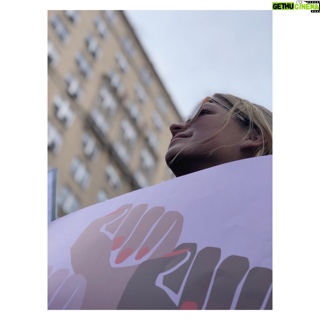Elizabeth Lail Instagram - Unite with Love, Resist with Love #womensmarch2018 New York, New York