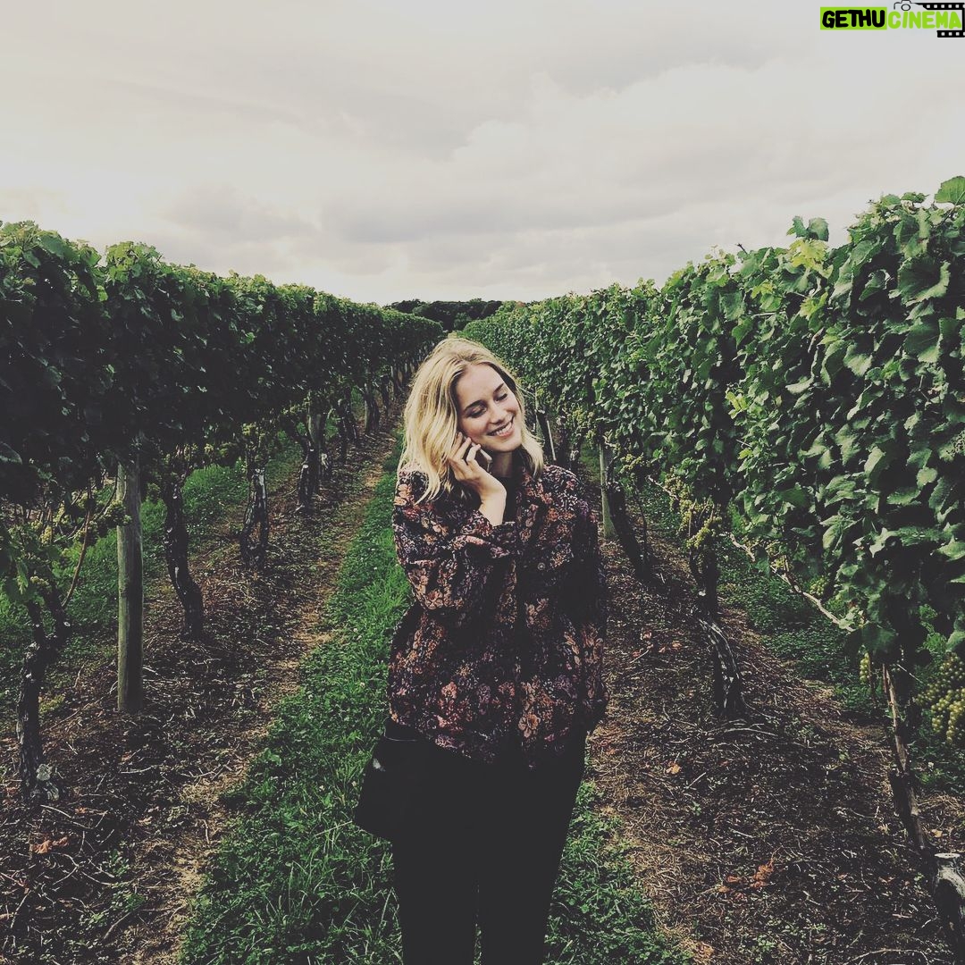 Elizabeth Lail Instagram - Getaway adventures 🌺