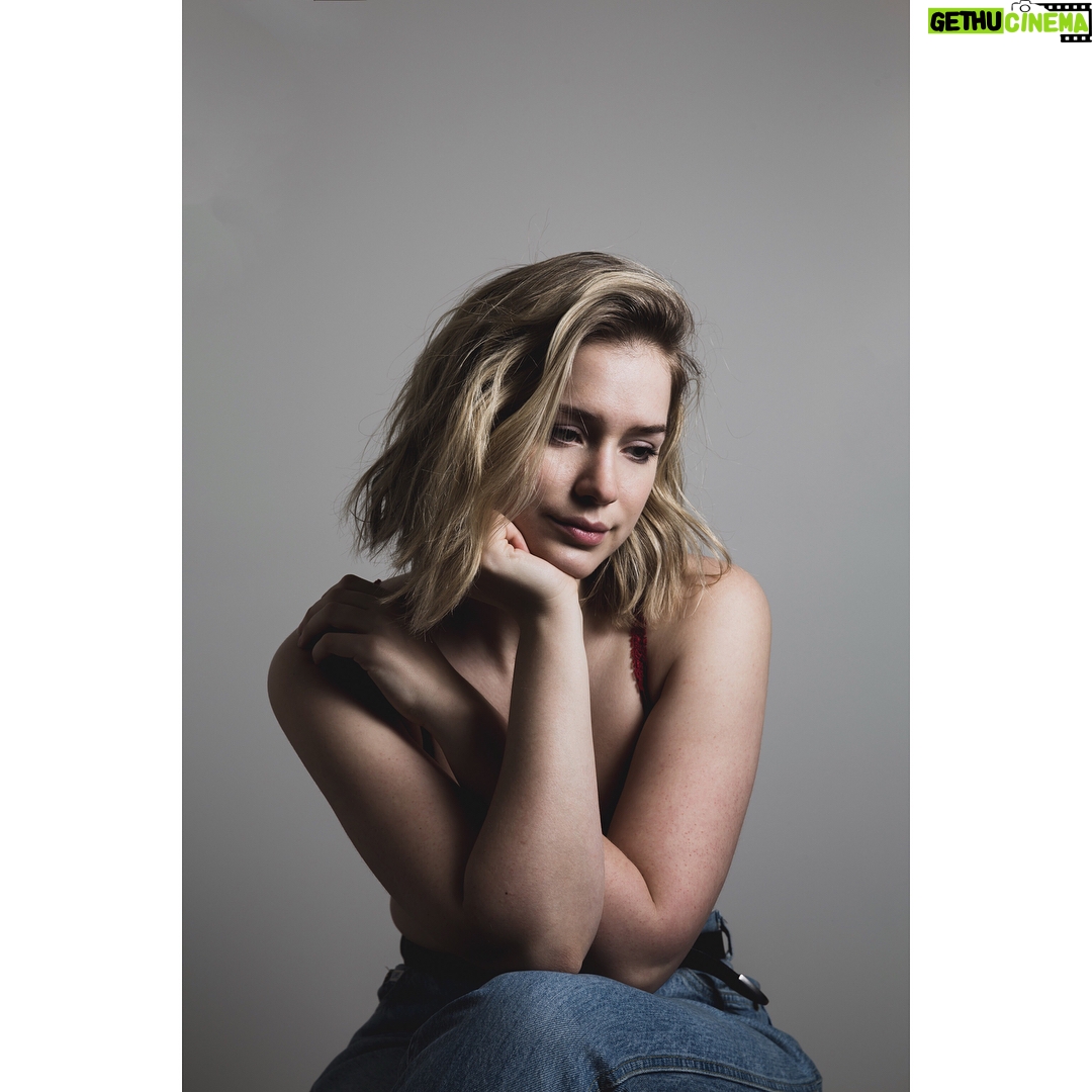 Elizabeth Lail Instagram - Portraits//by @kai.rav