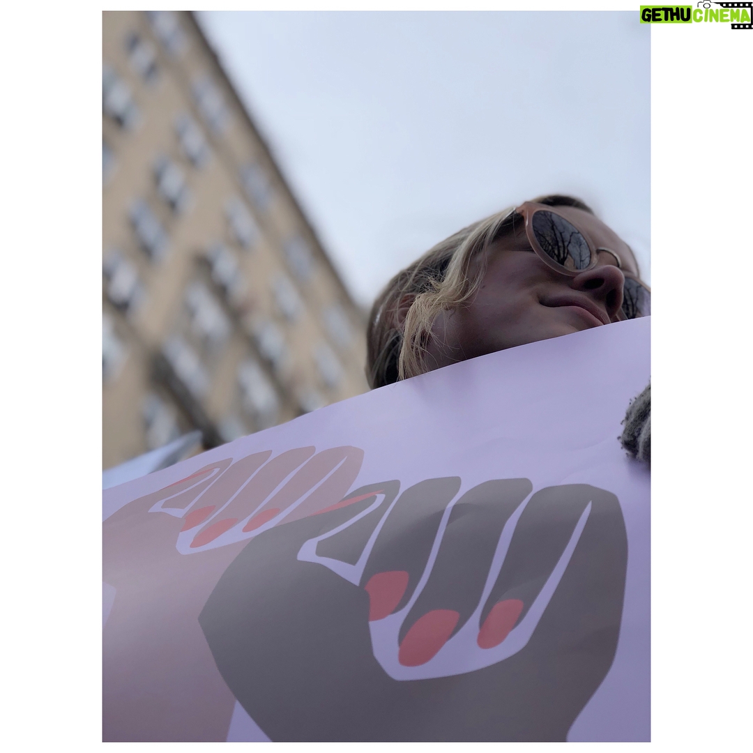 Elizabeth Lail Instagram - Unite with Love, Resist with Love #womensmarch2018 New York, New York
