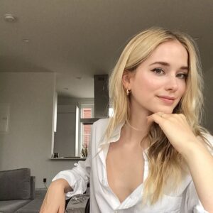 Elizabeth Lail Instagram - Makeup days with @minminmadotcom and @janeiredale