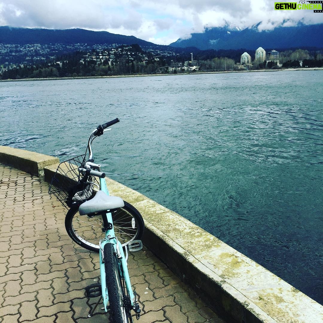 Elizabeth Lail Instagram - Birthday biking 🚴