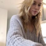 Elizabeth Lail Instagram - “Someday soon we all will be together” Muddling through 2020 These lyrics have been ringing in my head. Forgive the poor sound quality. Wishing you all so much light and love this Holiday season 🎄