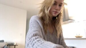 Elizabeth Lail Instagram - “Someday soon we all will be together” Muddling through 2020 These lyrics have been ringing in my head. Forgive the poor sound quality. Wishing you all so much light and love this Holiday season 🎄