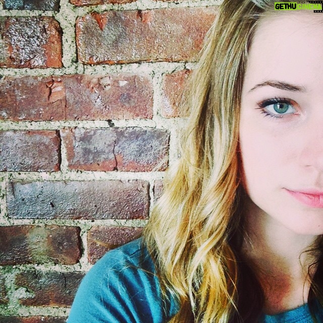 Elizabeth Lail Instagram - Christmas Blonde all ready to have tea with you! Bid here http://www.charitybuzz.com/SPACEonRyderFarm and you can hang with me in NYC #onceuponatime