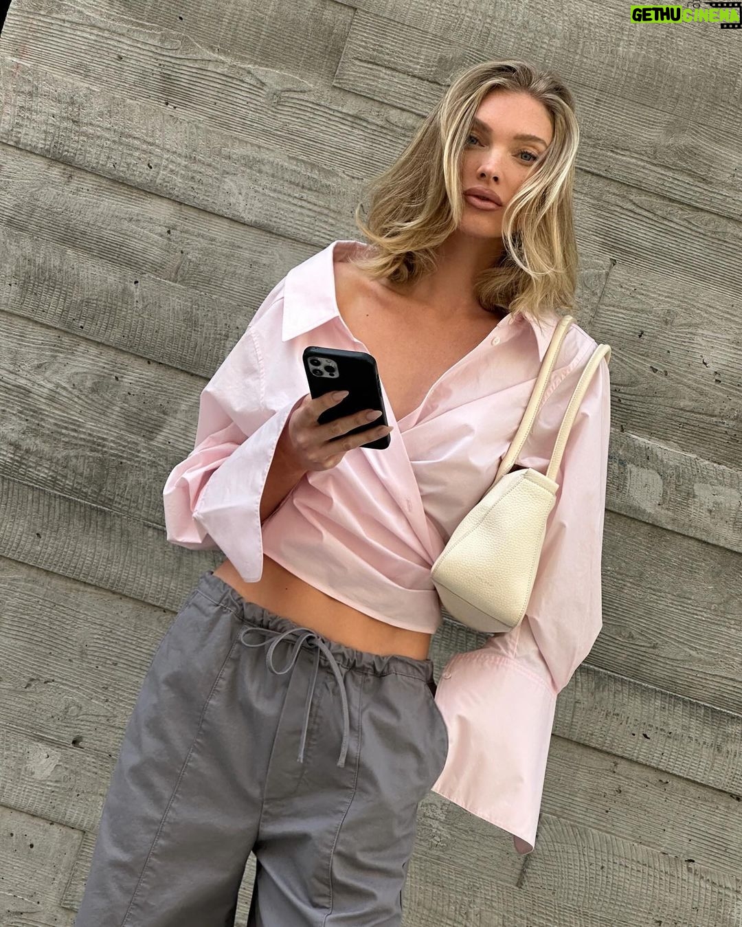 Elsa Hosk Instagram - Someone told me the other day βThe blurred image around your phone is called lifeβ πͺ΄π§πβοΈπ¦π