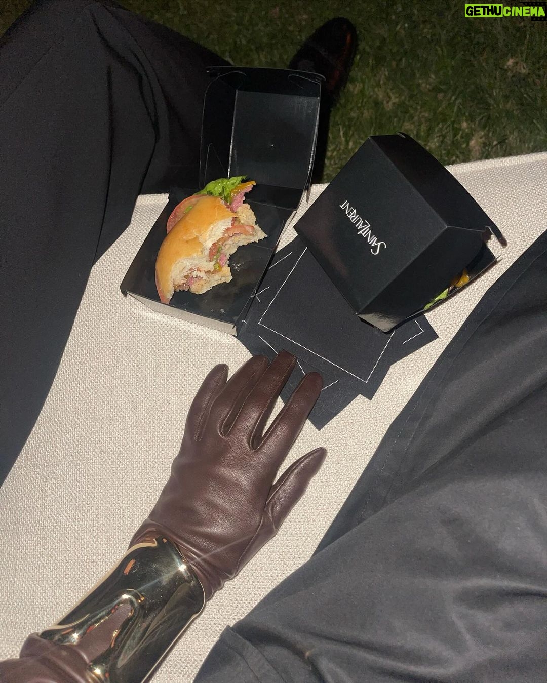 Elsa Hosk Instagram - Mom and dad night out thanks @ysl @vanityfair 💫