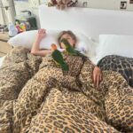 Elsa Pataky Instagram - The best way to wake up in the morning! ! / El mejor despertqdor de cada mañana! 🦜🤣