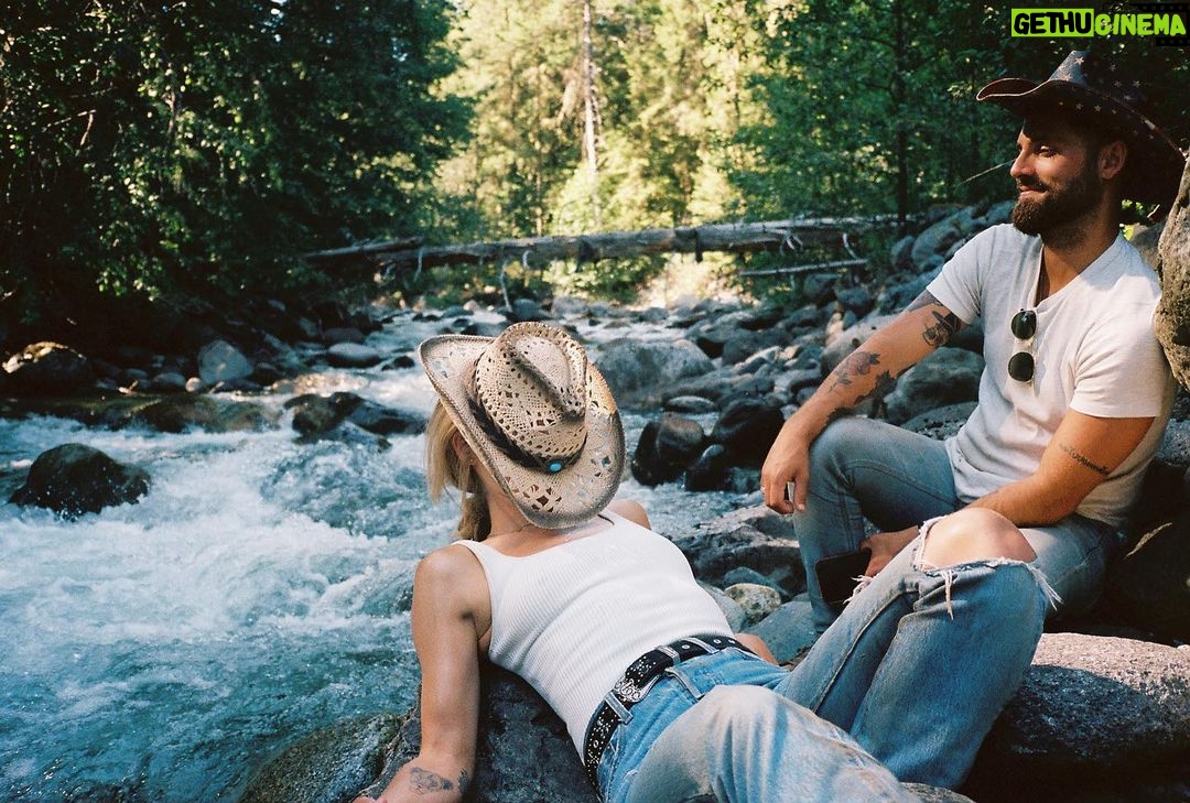 Emily Bett Rickards Instagram - Back on our regular 🐴 💩