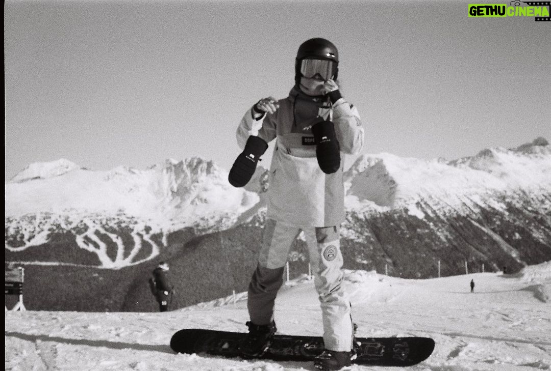 Emily Bett Rickards Instagram - Gotta love a full matching snow suit on a peak season day. Till next year 🌈👏🏂