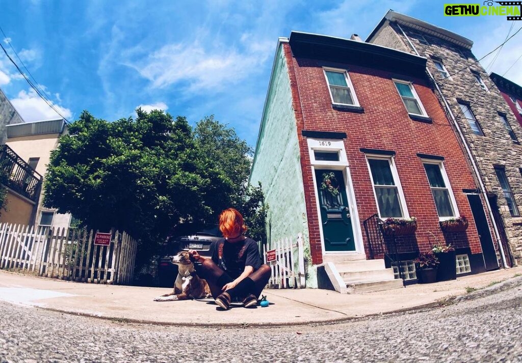 Emily Bett Rickards Instagram - It’s always sunny in Philadelphia before there are flash flood warnings.