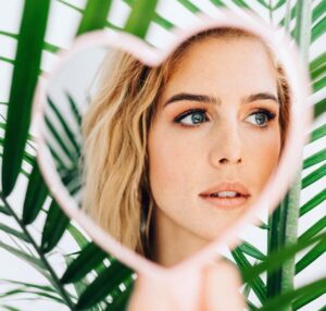 Emily Bett Rickards Instagram - Here’s looking at you pizza 🍕 😋 💕 #EUPHORIA10
