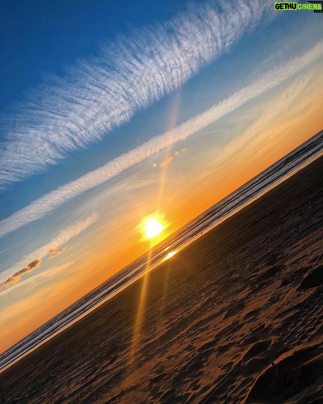 Emily Bett Rickards Instagram - Headed for the snow but I mean come on... ☀️