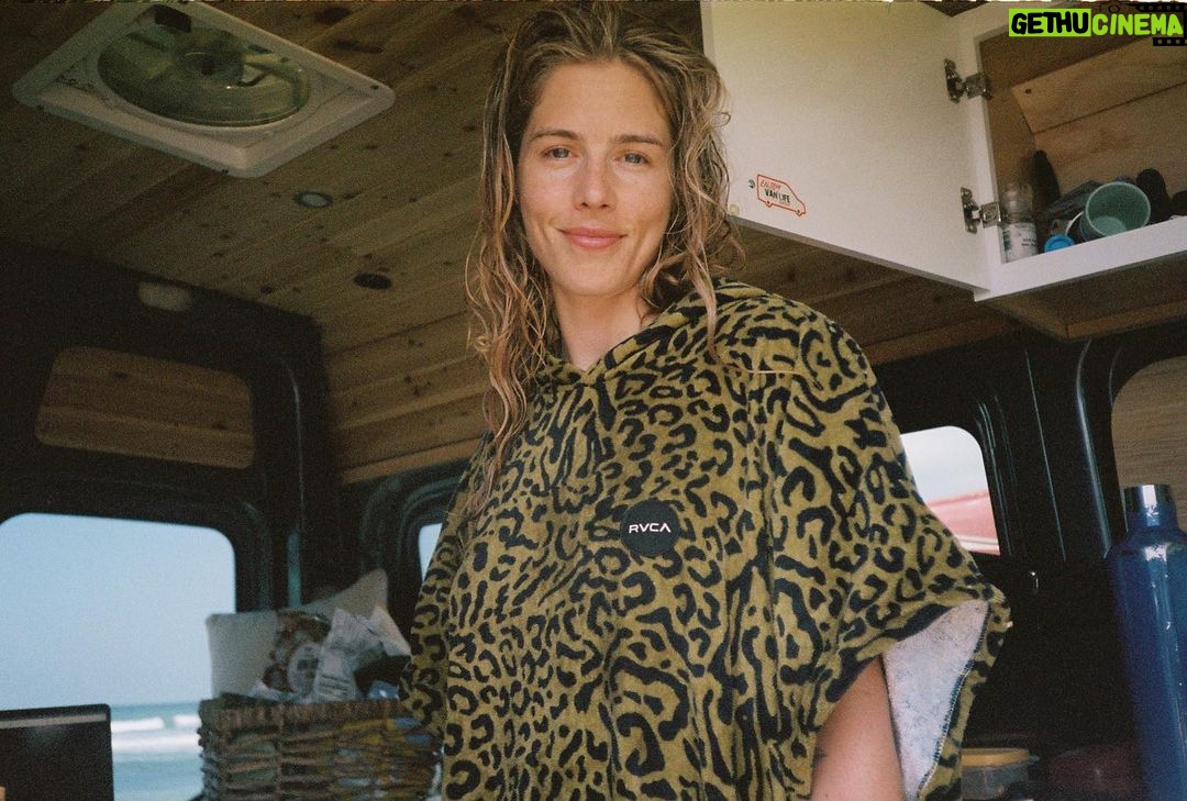 Emily Bett Rickards Instagram - Hi, it’s me! Your braless, ocean washed, health imposing, matcha consuming, adult child looking for recommendations on your favourite multi day hike/treks around the world… Ready to eat dehydrated food and kiss blisters!