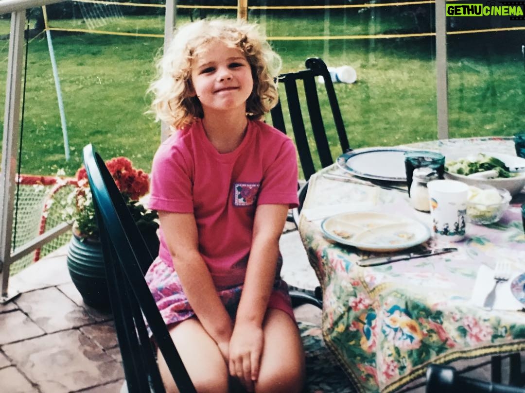 Emily Bett Rickards Instagram - What a light weight.... happy Saturday folks!