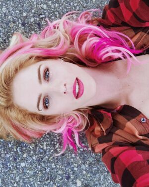 Emily Bett Rickards Instagram - New Felicity coming at ya -  #Arrow Season 7 premiere come at ya.... MONDAY***** 🏹 💎 🥊 #picsformom