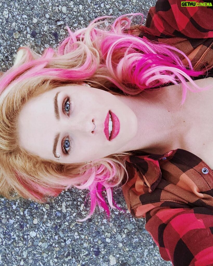 Emily Bett Rickards Instagram - New Felicity coming at ya - #Arrow Season 7 premiere come at ya.... MONDAY***** 🏹 💎 🥊 #picsformom