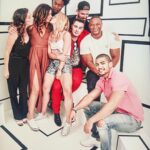 Emily Bett Rickards Instagram - My fam and my Cher @julianaharkavy #sdcc
