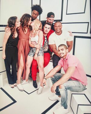 Emily Bett Rickards Instagram - My fam and my Cher @julianaharkavy #sdcc