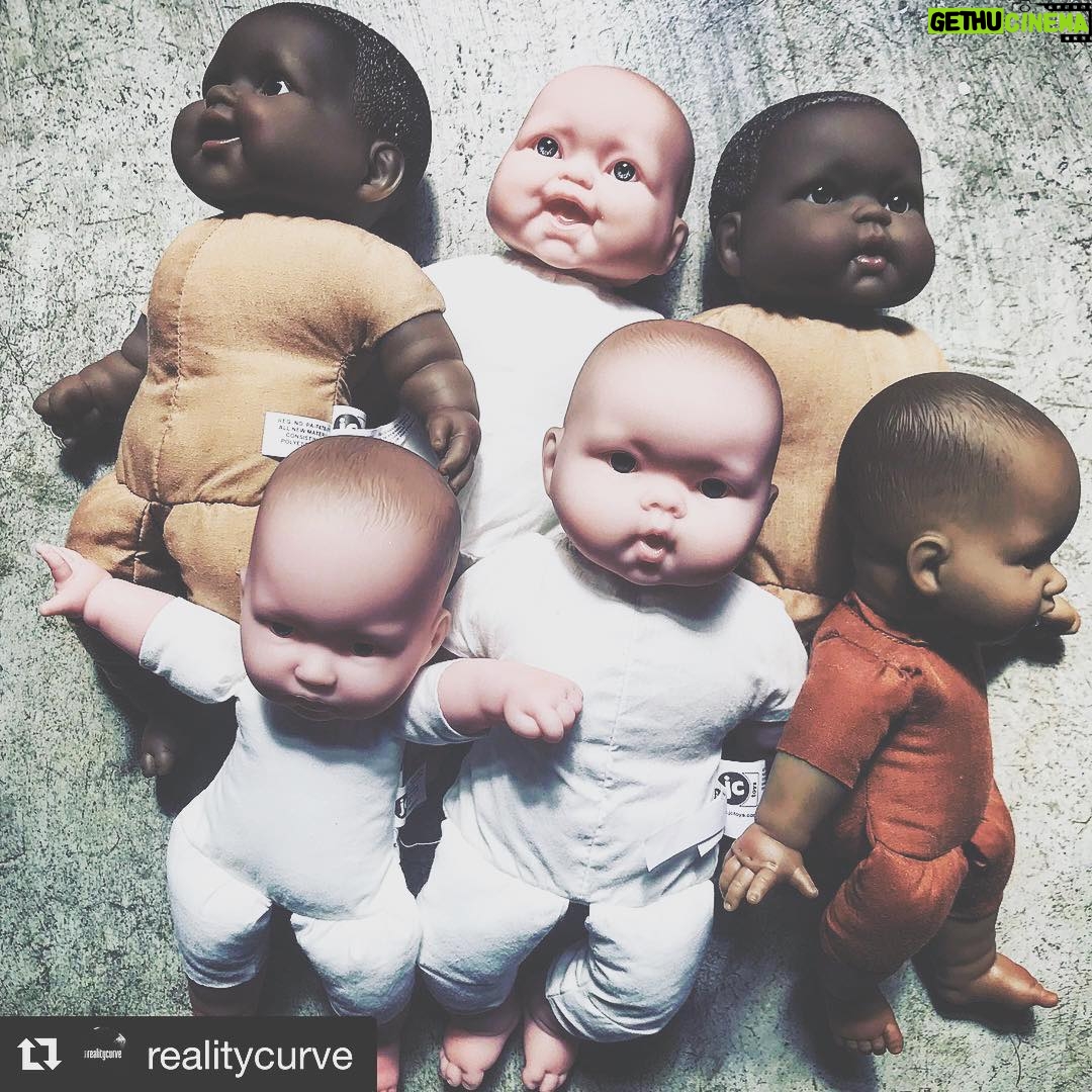 Emily Bett Rickards Instagram - dolls dolls dolls dolls, dolls I do adore 🎶 TWO NIGHTS LEFT! ・・・ “Little Chuckys are starting to creep me out Kel.” Only 2 nights left - you’ll be kicking yourself if you miss this show! Tickets www.reborning.ca @emilybett @loritriolo @paul.piaskowski #reborning