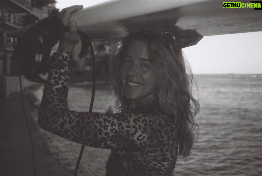 Emily Bett Rickards Instagram - A few years ago I found myself burnt out, aggravated and weighed down by an invisible 1000kilo cloud. I was uninspired, stagnant, stuck and that was just the appetizer. I couldn’t compute the gargantuan incapacity I had acquired to even just be a human being. Tired of my own bullshit, I took a break from everything — work, phone, friends, all of the internet, travel (keep in mind this was before COVID) and spent all my time starring at the ocean. Wave after wave after wave. Months went by in a catatonic blur until a tsunami crashed, demanding I get up off my ass and do something new. The “something new” had two rules: 1- I had to have NO reason to try it other than my oceanic boss telling me to do so And 2- it had to be something I was going to be really f****** bad at. Which to me sounded really f****** gruesome. Scared shitless I dove into a wide range of things from motorcycling to pottery to knots to stand up comedy. Rock climbing, cooking, sewing, painting, chopping, back packing, French, etymology, ukulele and my favourite of them all, surfing. I still wouldn’t call myself a surfer. I resemble more a land seal on a baguette but somewhere in the salt water rinse, the freezing cold of the Pacific and the washing machine cycle of a botched wave I didn’t feel so Je ne sais nah anymore. Since then I’ve caught a party wave with my seal sisters, bruised my tongue, and eaten the shores of California, Oregon and Vancouver Island. Not all the skills have stuck but as I tackle new ones I’m always reminded that discomfort leads to the best transformations and that enthusiasm is contagious! Please share with me your scared shitless stories - let’s tackle them together! Skills for near future: sign language, sailing, pole dancing, piloting…