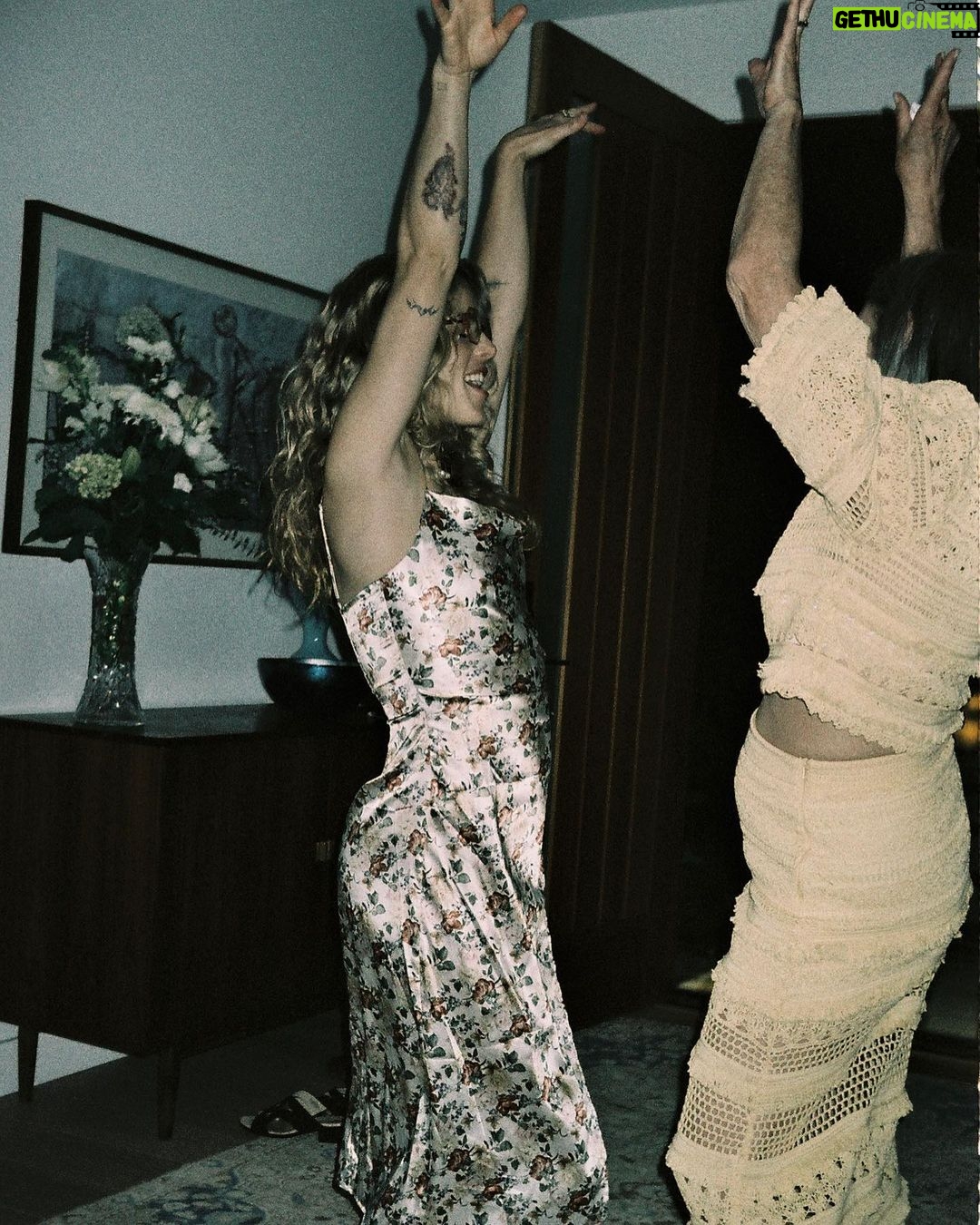 Emily Bett Rickards Instagram - Siri please play Rock Lobster on repeat 🦞