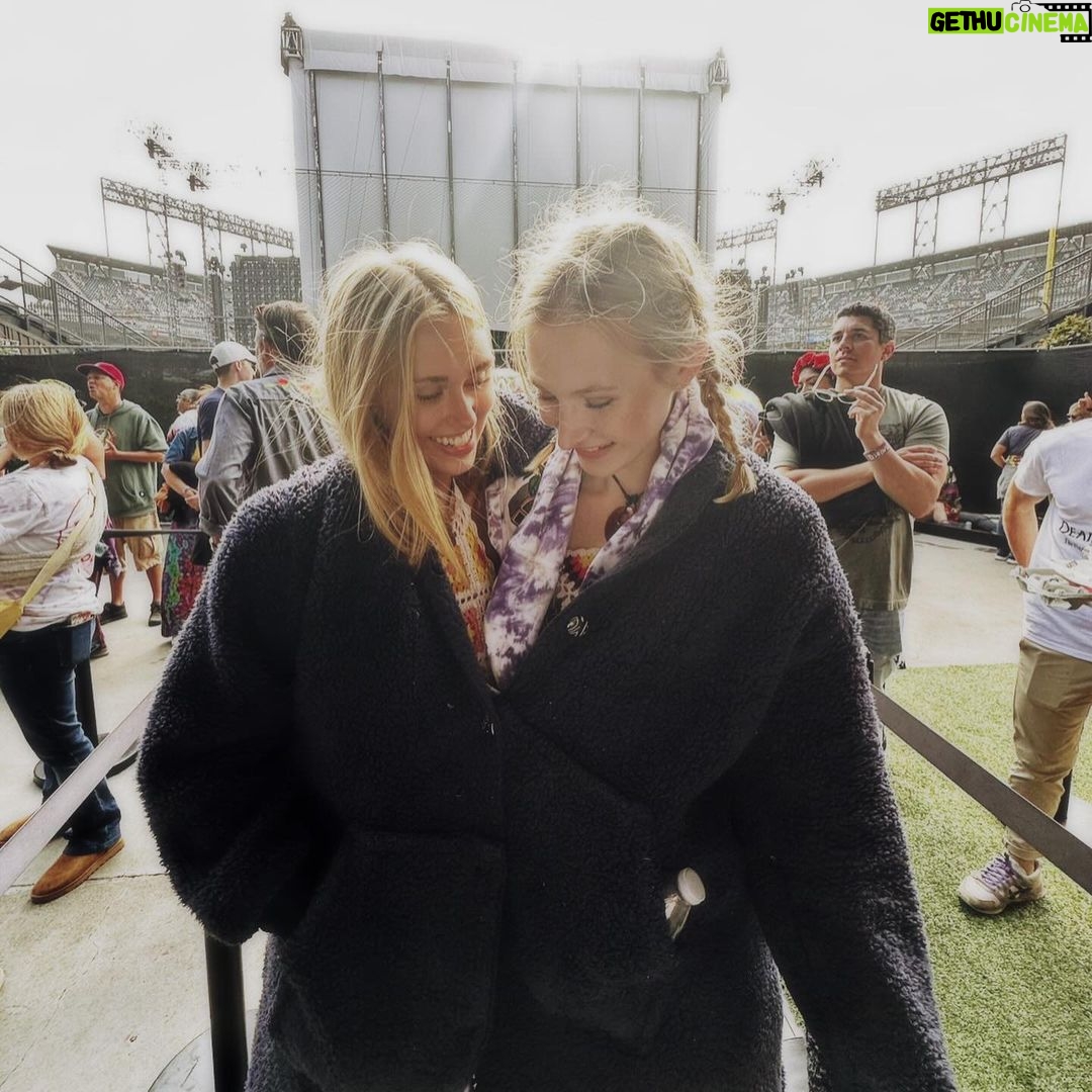 Emily Skinner Instagram - Happy birthday @lilykeene 💛 You’ve shown me friendship in the most special way. Your heart is my heart I love you and treasure you forever sister!