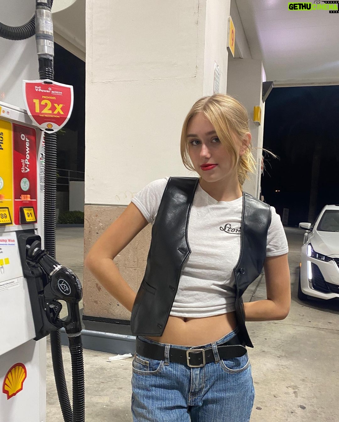 Emily Skinner Instagram - Quick stop and we’re off!!