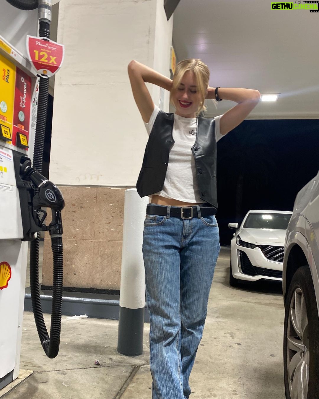 Emily Skinner Instagram - Quick stop and we’re off!!