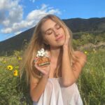 Emily Skinner Instagram – Basking in the warmth of the sun with the new Daisy Eau So Intense @marcjacobsfragrances ! If you want to win one of these golden beauties enter the giveaway below!! Here’s all you need to do. 

1. Like this post
2. Follow @marcjacobsfragrances 
3. Tag a friend in the comments
Deadline to enter is 4/9! You have to be 18 or older and based in the US to enter. I will be choosing 3 winners. Good luck! #mjdaisy #friendsofdaisy #mjpartner @sephora #ad