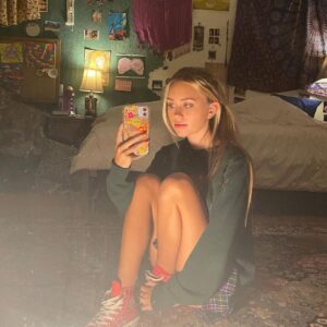 Emily Skinner Instagram - Me & my room 🧸🧸