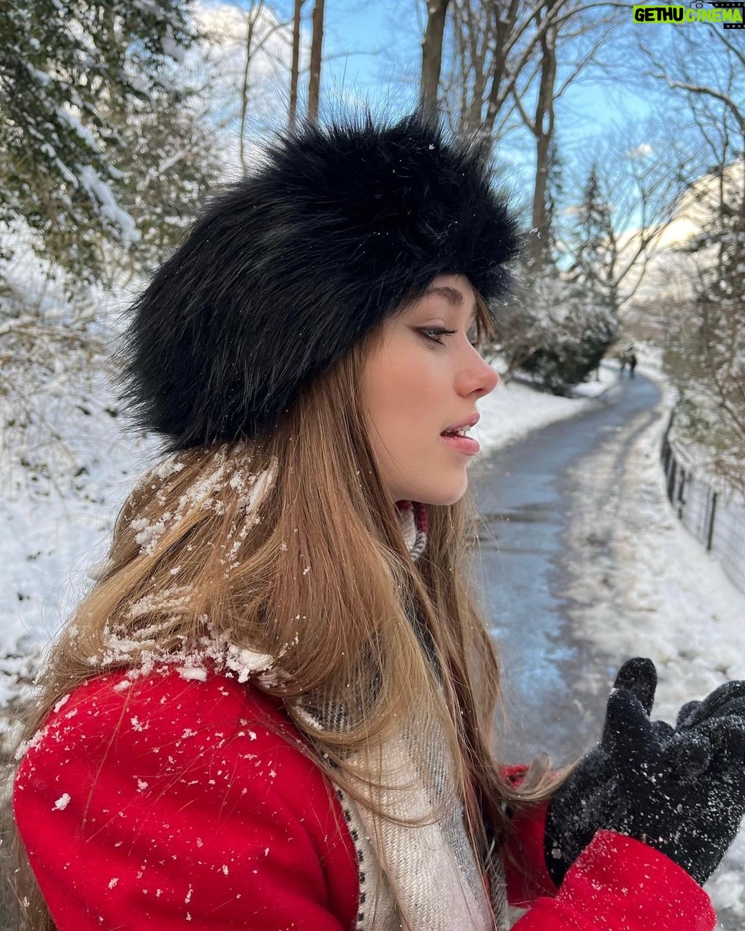Emily Skinner Instagram - Post snowball fight🐰🐰🐰