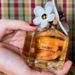 Emily Skinner Instagram - I love giving gifts and am always looking for something special to get my friends for the holiday. Daisy Marc Jacobs is the perfect gift because the scent is so light and fresh and the bottle is so beautiful, something everyone will love, which is why I’m so excited to tell you about this giveaway. All you have to do is like this post, tag a friend you’d like to gift #MJDaisy to this holiday season, and follow @marcjacobsfragrances for a chance to win #MJDaisy for yourself and a friend. There will be four winners. Deadline to enter is December 12th. Good luck!!! #friendsofdaisy #mjpartner