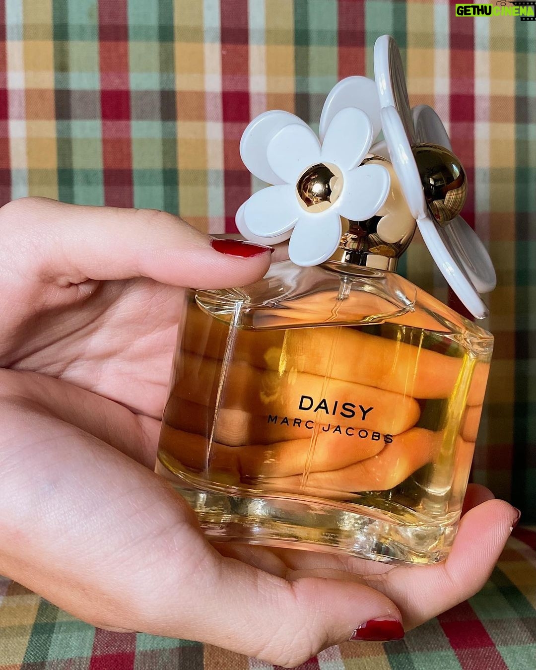 Emily Skinner Instagram - I love giving gifts and am always looking for something special to get my friends for the holiday. Daisy Marc Jacobs is the perfect gift because the scent is so light and fresh and the bottle is so beautiful, something everyone will love, which is why I’m so excited to tell you about this giveaway. All you have to do is like this post, tag a friend you’d like to gift #MJDaisy to this holiday season, and follow @marcjacobsfragrances for a chance to win #MJDaisy for yourself and a friend. There will be four winners. Deadline to enter is December 12th. Good luck!!! #friendsofdaisy #mjpartner