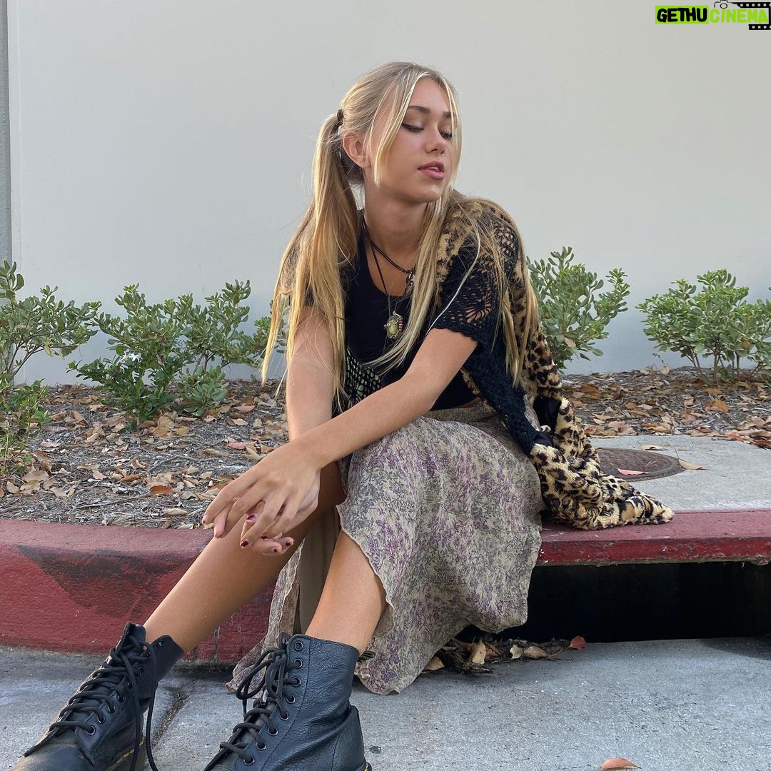 Emily Skinner Instagram - Hey!!!!!πΈπΈπ·