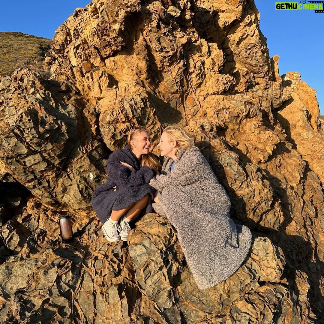 Emily Skinner Instagram - Happy birthday @lilykeene 💛 You’ve shown me friendship in the most special way. Your heart is my heart I love you and treasure you forever sister!
