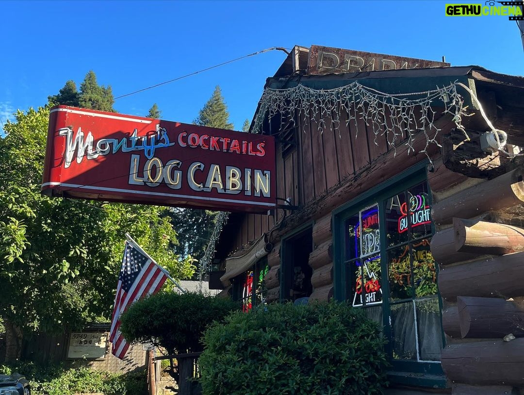 Emily Skinner Instagram - Road trip 🦥 Big Sur Coast