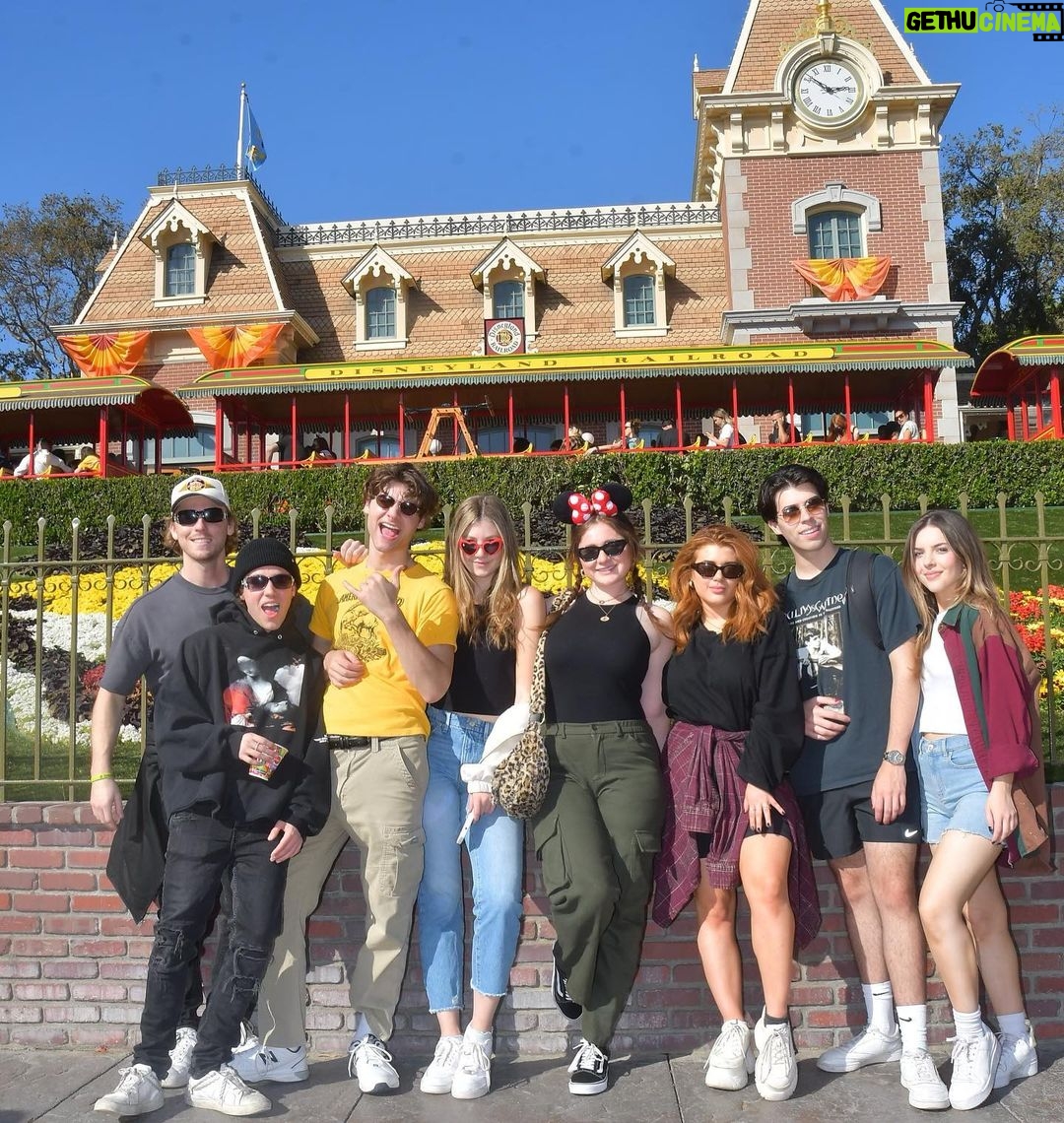 Emma Kenney Instagram - Favorite day of the year, thanks for having us @disneyland 💛 Disneyland