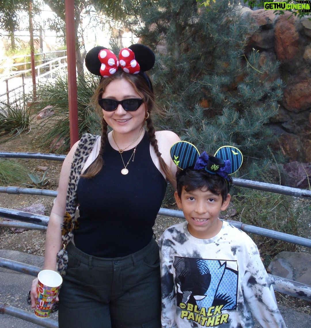 Emma Kenney Instagram - Favorite day of the year, thanks for having us @disneyland 💛 Disneyland