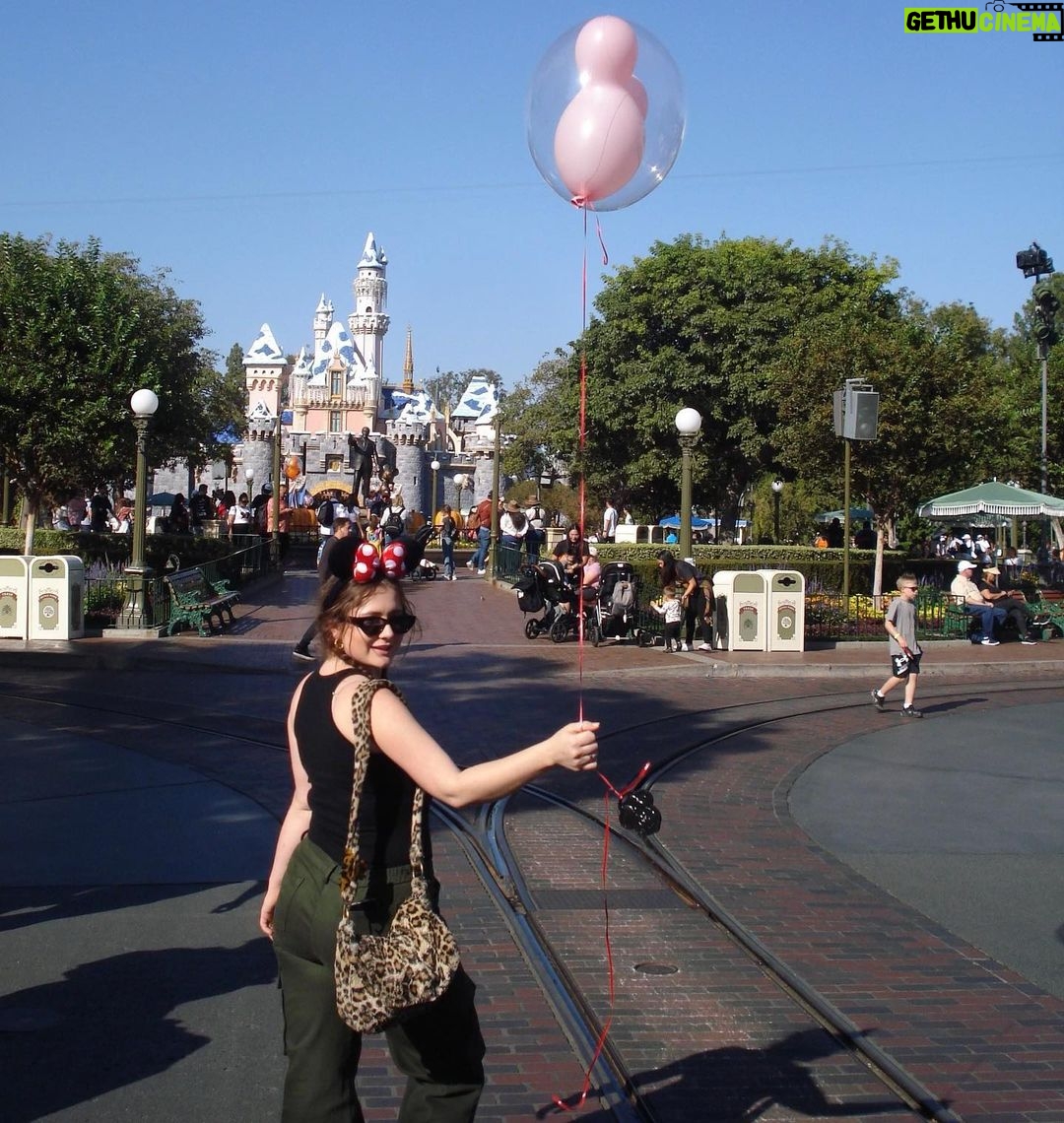 Emma Kenney Instagram - Favorite day of the year, thanks for having us @disneyland 💛 Disneyland