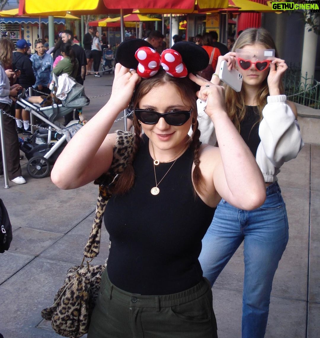 Emma Kenney Instagram - Favorite day of the year, thanks for having us @disneyland 💛 Disneyland