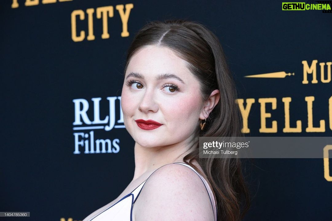 Emma Kenney Instagram - @murderatyellowstonecity out in theaters & on @appletv now 🚬🤎 🐴