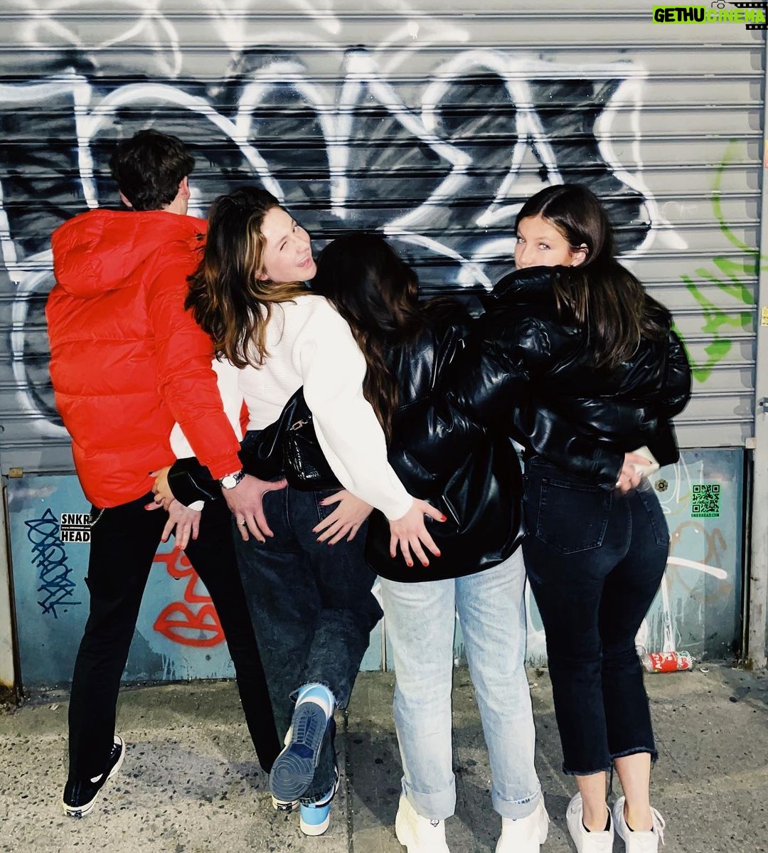 Emma Kenney Instagram - F is for friends who do stuff together ðŸ¤